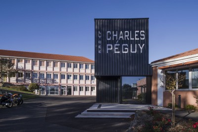 Bâtiment administratif au Lycée Charles Peguy à Gorges 