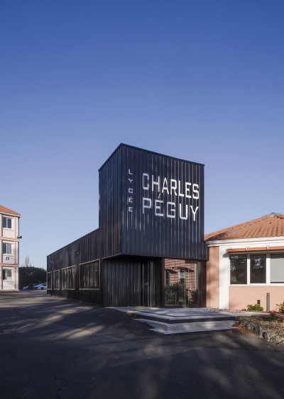 Bâtiment administratif au Lycée Charles Peguy à Gorges 